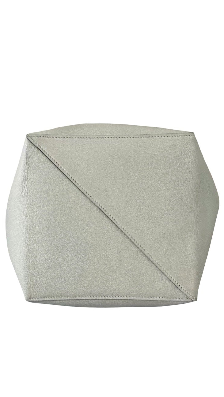 Hermès Licol 19 Bucket Bag, Craie Evercolor with Tricolor Strap